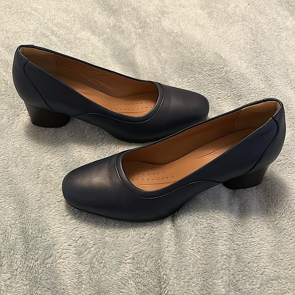 Unstructured by Clarks Navy Pumps, size 9